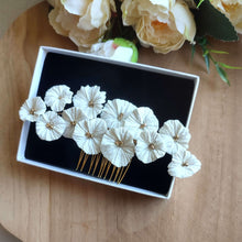 Charger l&#39;image dans la galerie, Bijou de cheveux Peigne avec fleurs blanches en porcelaine froide pour coiffure de mariage bohème ou champêtre chic