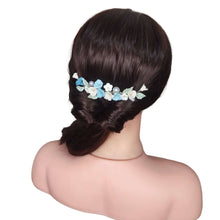 Charger l'image dans la galerie, Bijou de cheveux en fleurs bleues porté sur coiffure basse, accessoire mariage élégant en porcelaine