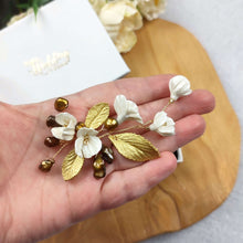Charger l&#39;image dans la galerie, Petit bijou floral avec perles naturelles keshi bronze doré, fleurs nacrées et feuilles dorées en porcelaine froide pour coiffure de mariage ou soirée chic.