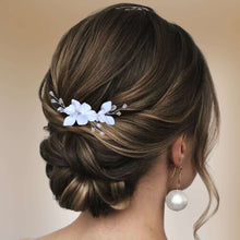 Charger l&#39;image dans la galerie, Ornement de cheveux avec cristal transparent et fleurs et feuilles blanches en porcelaine froide pour chignon ou coiffure de mariage