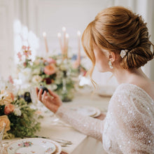 Charger l&#39;image dans la galerie, Bijou de cheveux Zoé avec fleur blanche en porcelaine, accessoire de mariage délicat pour coiffure élégante.