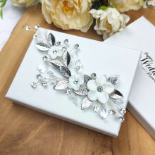 Charger l&#39;image dans la galerie, Bijou de cheveux mariage argenté avec fleurs en porcelaine blanche et cristaux transparents, création artisanale Happy Wedding Dreams