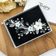 Charger l&#39;image dans la galerie, Bijou de cheveux mariage en porcelaine blanche et cristaux, présenté sur fond noir dans sa boîte cadeau Happy Wedding Dreams