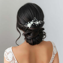 Charger l&#39;image dans la galerie, Bijou de cheveux mariage en porcelaine et cristaux, porté sur un chignon bas de mariée, création artisanale Happy Wedding Dreams