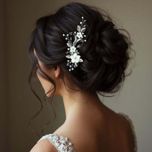 Charger l&#39;image dans la galerie, Bijou de cheveux de mariée en porcelaine blanche et cristaux, coiffure chignon romantique illuminée d’un accessoire floral argenté