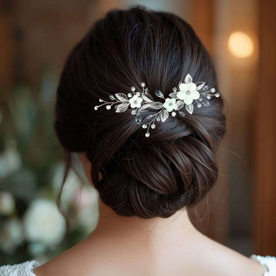 Bijou de cheveux mariage orné de fleurs en porcelaine et de cristaux transparents, coiffure romantique de mariée brune