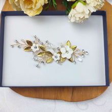 Charger l&#39;image dans la galerie, Bijou de cheveux mariage doré avec fleurs en porcelaine blanche, cristaux et feuilles dorées, création artisanale Happy Wedding Dreams