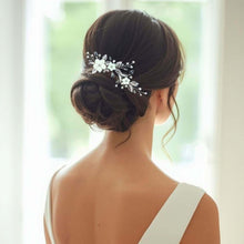Charger l&#39;image dans la galerie, Bijou de cheveux mariage en porcelaine et cristaux, porté sur un chignon élégant avec robe de mariée minimaliste
