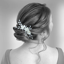 Charger l&#39;image dans la galerie, Bijou de cheveux avec fleurs nacrées en porcelaine froide façonnées et peintes à la main et des strass scintillants pour coiffure de mariage ou soirée