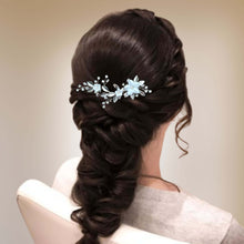 Charger l&#39;image dans la galerie, Bijou de cheveux floral avec strass et cristal transparents, perles nacrées, fleurs blanches en porcelaine froide et feuilles argentées pour chignon ou coiffure de mariage