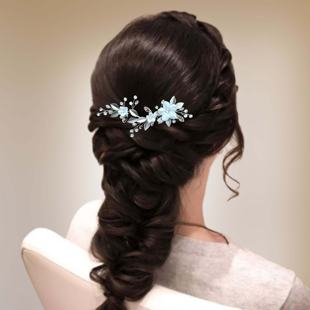 Bijou de cheveux floral avec strass et cristal transparents, perles nacrées, fleurs blanches en porcelaine froide et feuilles argentées pour chignon ou coiffure de mariage