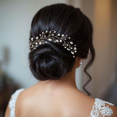 Bijou de cheveux mariage Leila porté sur un chignon bas avec perles en verre