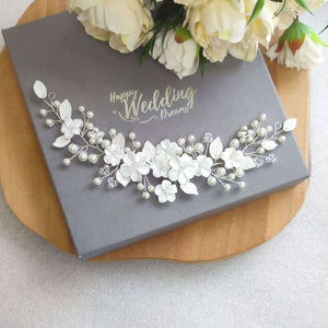 vigne de cheveux florale en perles et fleurs et feuilles blanches pour arrière-tête de coiffure de mariage