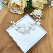 Charger l'image dans la galerie, Bijou de cheveux Adora en porcelaine blanche présenté dans son écrin, accessoire floral fait main pour mariage.