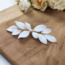 Charger l'image dans la galerie, Bijou de cheveux Elisa en porcelaine blanche, feuilles élancées montées sur peigne doré