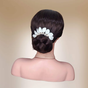 Bijou de cheveux en feuilles blanches en porcelaine froide façonnées à la main et perles naturelles d'eau douce pour chignon de mariage ou soirée