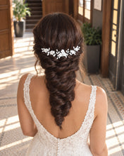 Charger l'image dans la galerie, Bijou floral blanc placé à l’arrière d’une tresse de mariée, vue de hauteur