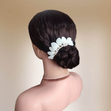 Charger l&#39;image dans la galerie, Bijou de cheveux en feuilles blanches en porcelaine froide façonnées à la main et perles naturelles d&#39;eau douce pour chignon de mariage ou soirée