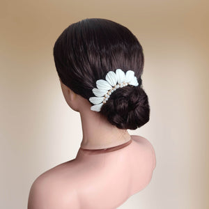 Bijou de cheveux en feuilles blanches en porcelaine froide façonnées à la main et perles naturelles d'eau douce pour chignon de mariage ou soirée