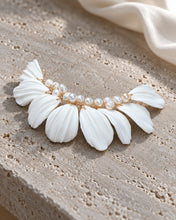 Charger l'image dans la galerie, Gros plan d'un bijou à chignon montrant ses feuilles en porcelaine blanche en éventail, ses perles naturelles et sa forme courbée.