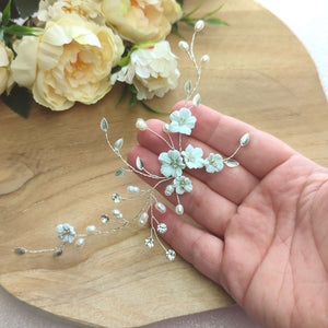 vigne de cheveux pour mariage romantique ou champêtre chic avec fleurs blanches en argile polymère, perles d'eau douce, petites feuilles en laiton et cristaux de strass clair