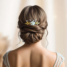 Charger l&#39;image dans la galerie, Bijou de cheveux Peigne avec fleur blanche, longues feuilles dorées, perles nacrées et cristal transparent pour coiffure de mariage vintage ou rustique