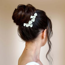 Charger l&#39;image dans la galerie, Bijou de cheveux SIANA, fleurs blanches en porcelaine froide sur chignon élégant, accessoire mariage fait main