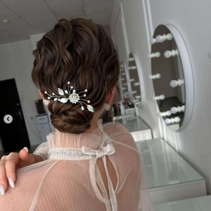 Bijou de cheveux Peigne avec perles blanches, cristaux de strass transparents, feuilles argentées et un embellissement central en métal et strass pour chignon de mariage ou de soirée