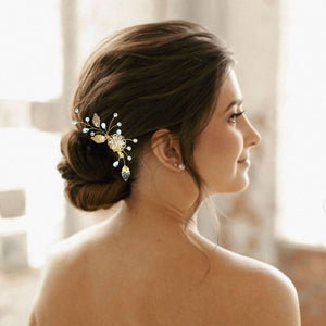 Peigne à cheveux avec perles blanches, cristaux de strass transparents, feuilles dorées et un embellissement central en métal et strass pour chignon de mariage ou de soirée