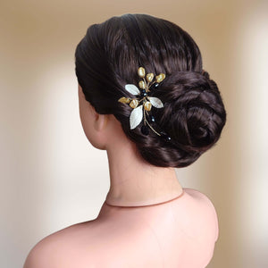 Petit bijou de cheveux original et chic en cristal noir, perles naturelles keshi dorées et feuilles nacrées en porcelaine froide pour coiffure de mariage ou soirée