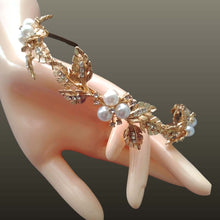 Charger l&#39;image dans la galerie, Détail du serre-tête de mariée Florence en laiton doré avec perles et strass