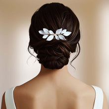 Charger l'image dans la galerie, Bijou de cheveux Elisa porté sur chignon bas, feuilles en porcelaine blanche