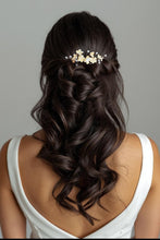 Charger l&#39;image dans la galerie, Peigne à cheveux discret mais lumineux avec petites fleurs en porcelaine froide en blanc et doré et branches de petites perles de rocaille blanches pour coiffure de mariage