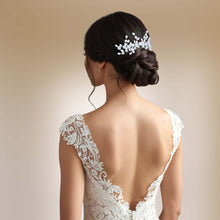 Charger l&#39;image dans la galerie, Peigne de cheveux Aude en porcelaine blanche sur coiffure romantique de mariée.