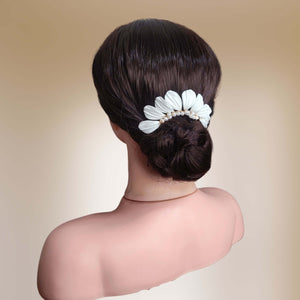 Bijou de cheveux en feuilles blanches en porcelaine froide façonnées à la main et perles naturelles d'eau douce pour chignon de mariage ou soirée