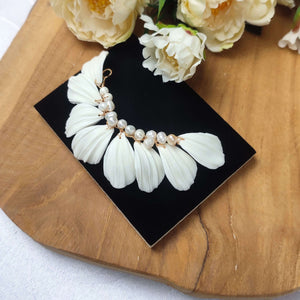 Bijou de cheveux en feuilles blanches en porcelaine froide façonnées à la main et perles naturelles d'eau douce pour chignon de mariage ou soirée