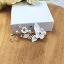 Charger l&#39;image dans la galerie, Petite barrettes florale pour coiffure de mariée, témoin ou demoiselle d&#39;honneur avec strass et fleurs et feuilles blanches en porcelaine froide