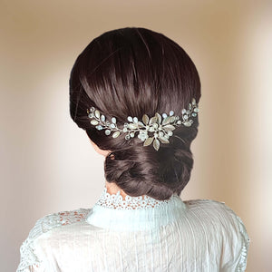 Vigne de cheveux d'arrière-tête avec perles, cristal et feuilles sur chignon bas
