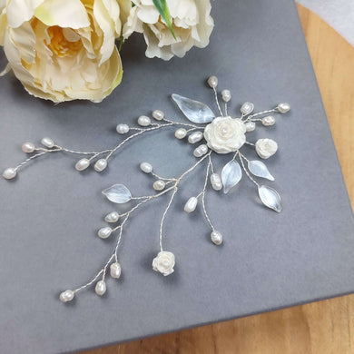 Bijou de cheveux original et très romantique avec une grande et deux petites roses en porcelaine froide, feuilles en résine peintes à la main et perles d'eau douce pour coiffure de mariage