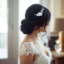 Charger l'image dans la galerie, Bijou de cheveux Adora en porcelaine blanche porté sur côté haut de la tête, accessoire mariage floral délicat.