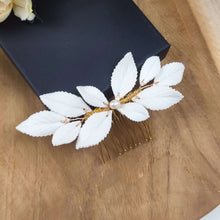 Charger l'image dans la galerie, Peigne de cheveux mariage Elisa en porcelaine blanche, vue de dessus