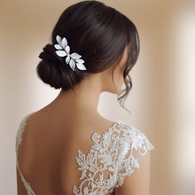 Charger l'image dans la galerie, Bijou de cheveux Elisa en porcelaine blanche porté sur chignon de mariée