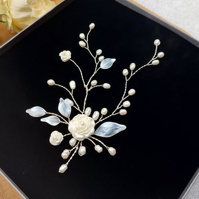 Bijou de cheveux original et très romantique avec une grande et deux petites roses en porcelaine froide, feuilles en résine peintes à la main et perles d'eau douce pour coiffure de mariage