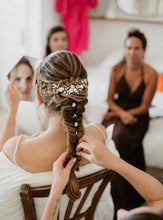 Charger l'image dans la galerie, Bijou cheveux à fleurs blanches porté avec une longue tresse de mariée en cours de coiffage