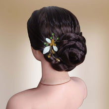 Charger l&#39;image dans la galerie, Petit bijou de cheveux exotique en cristal doré, strass vert et feuilles en porcelaine froide façonnées à la main pour coiffure de mariage ou soirée spéciale