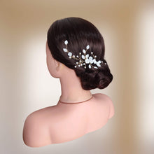 Charger l&#39;image dans la galerie, Grand bijou de cheveux floral avec perles naturelles, strass et feuilles et fleurs blanches en porcelaine froide pour coiffure raffinée de mariage