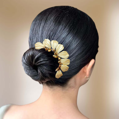 Bijou de cheveux en feuilles en porcelaine froide façonnées à la main et teintées en doré léger et perles naturelles keshi pour  chignon de mariage ou soirée
