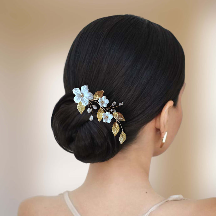 petit bijou de cheveux, vigne de cristal transparent, fleurs blanches et feuilles dorées pour chignon de mariage champêtre-chic