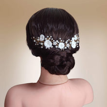 Charger l&#39;image dans la galerie, bijou de cheveux en guise de vigne de perles nacrées en verre, cristaux transparents et feuilles et fleurs blanches en porcelaine froide pour chignon ou autre coiffure de mariage