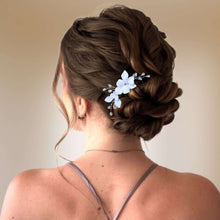 Charger l&#39;image dans la galerie, Ornement de cheveux avec cristal transparent et fleurs et feuilles blanches en porcelaine froide pour chignon ou coiffure de mariage